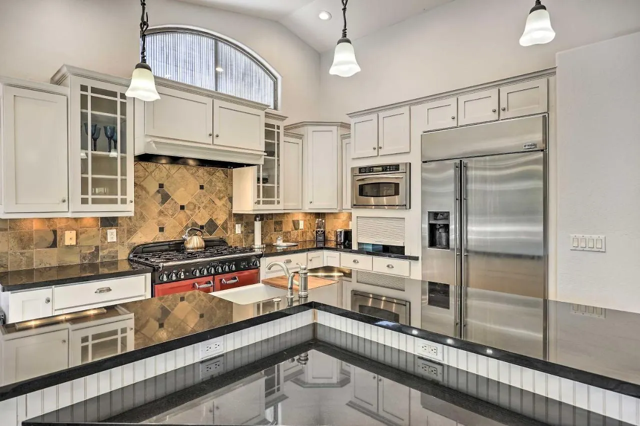 בית נופש Airy Scottsdale Home Pool, Putting Green And Grill! ארצות הברית